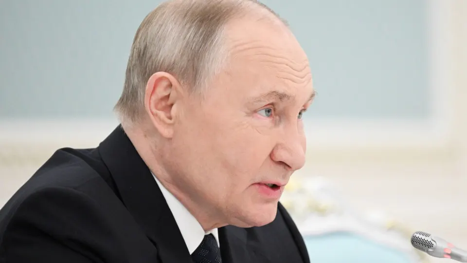 Власти ставят цель увеличить поток иностранных студентов до 500 тыс. к 2030 году — уже сейчас их более 300 тыс., большинство платят за учёбу. Одновременно фиксируется рост вербовки иностранцев для участия в боевых действиях: реклама, работа через агентства и давление на студентов со стороны вузов.