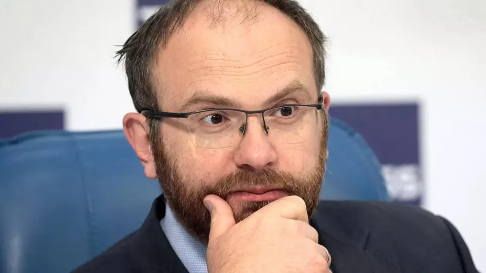 Заместитель председателя синодального отдела Русской православной церкви призывает не паниковать из‑за массовых отключений интернета и вспоминать о духовных приоритетах. Тем временем ограничения затронули большую часть населения, а закон обязывает операторов исполнять запросы спецслужб.