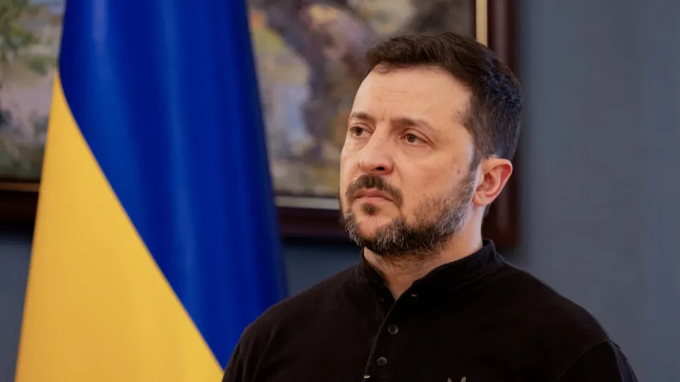 Президент Украины объявил о временном прекращении огня для своих войск с 00:00 6 мая и призвал Москву предпринять конкретные шаги для окончания агрессии. Ранее российское Минобороны в одностороннем порядке объявило перемирие на 8–9 мая и пригрозило ударами по Киеву.