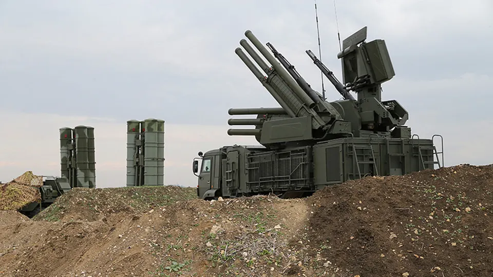 Военные используют новую систему радиоэлектронной борьбы, которая блокирует связь терминалов Starlink на площади до 20 км². Оборудование производится в Крыму, его уже обнаруживали и уничтожали в зоне боевых действий; речь ожидаемо перетекает в политическую и законодательную плоскость.