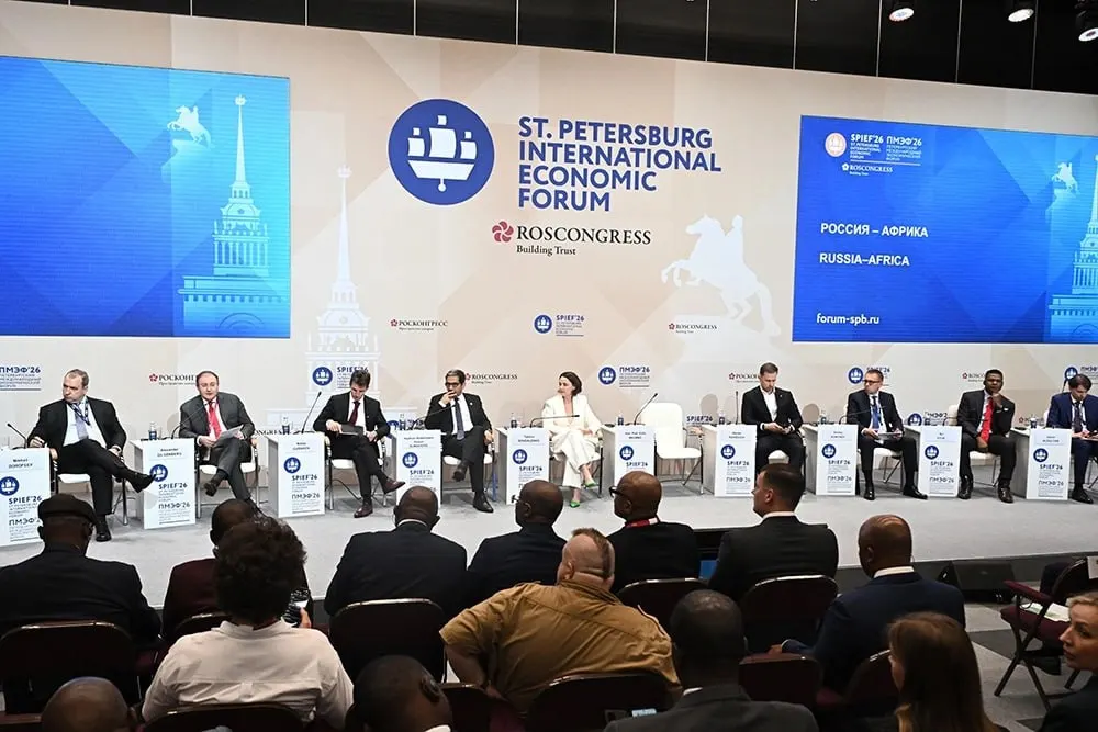 За полтора года Россию посетили 17 африканских лидеров, товарооборот достиг $27 млрд. Третий саммит в Москве 28–29 октября должен помочь согласовать проекты по энергетике и цифровой инфраструктуре, важные для тех 600 млн жителей Африки, у которых нет стабильного доступа к электричеству.