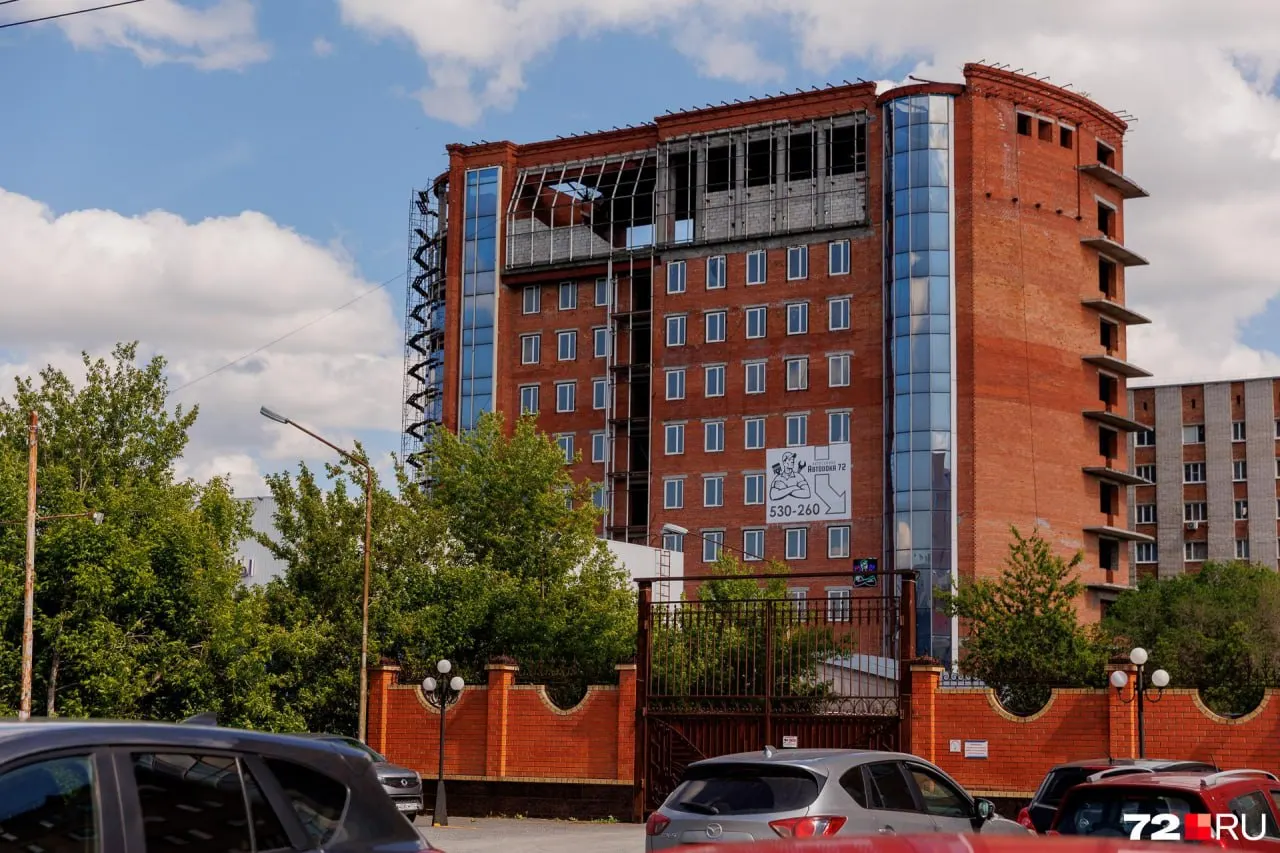 Администрация Тюмени требует сноса или приведения в нормативное состояние многоквартирного дома, поставленного на кадастровый учёт в 2014 году, но не заселённого.
