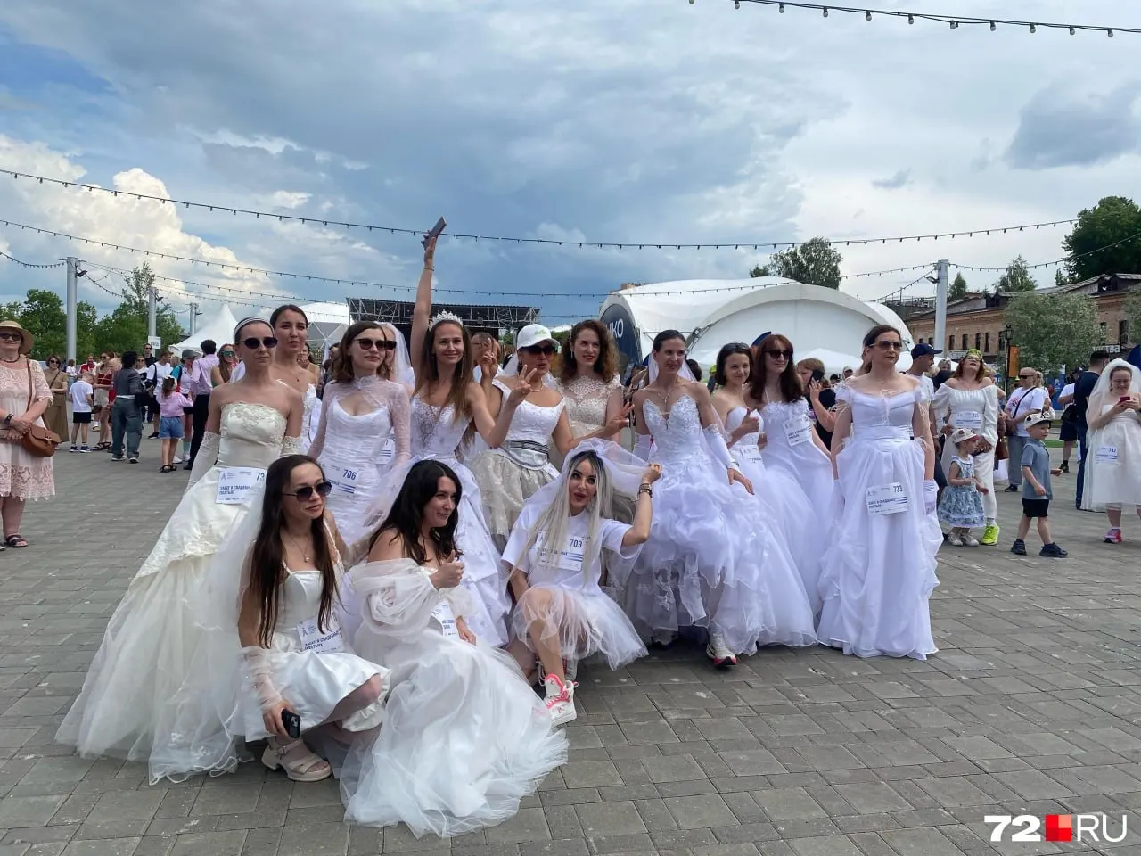 На набережной прошёл необычный забег: участницы в свадебных нарядах делились историями платьев, а одна невеста сразу после финиша отправилась на регистрацию брака.