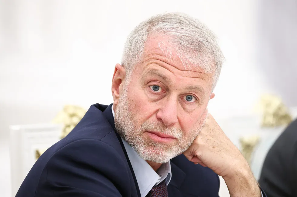 По данным источников, Абрамович встретился с Зеленским в его резиденции и передал предложение о личной встрече с президентом РФ. Официальные комментарии от властей и представителей бизнесмена отсутствуют.