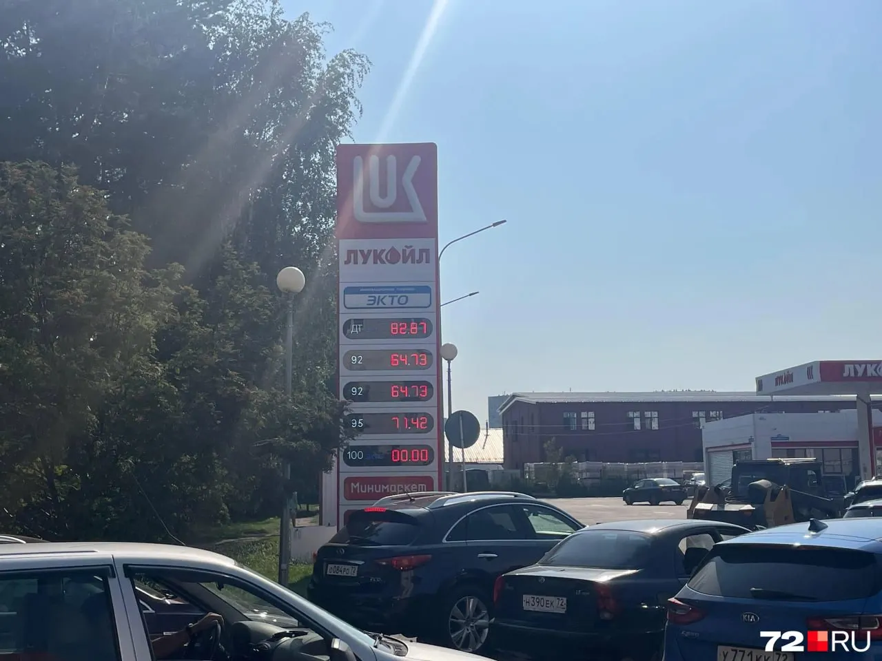 Очередь на&nbsp;АЗС&nbsp;на&nbsp;Московском тракте: водитель наполнил канистру вопреки&nbsp;запрету