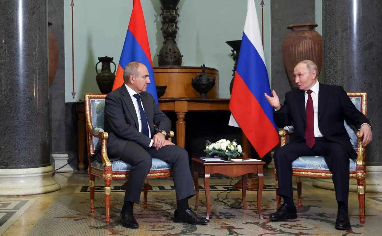 Премьер-министр Армении предупредил, что запреты на ввоз товаров из республики показывают паралич Евразийского экономического союза и могут привести к его распаду, потребовав при этом мер и альтернатив для Еревана.