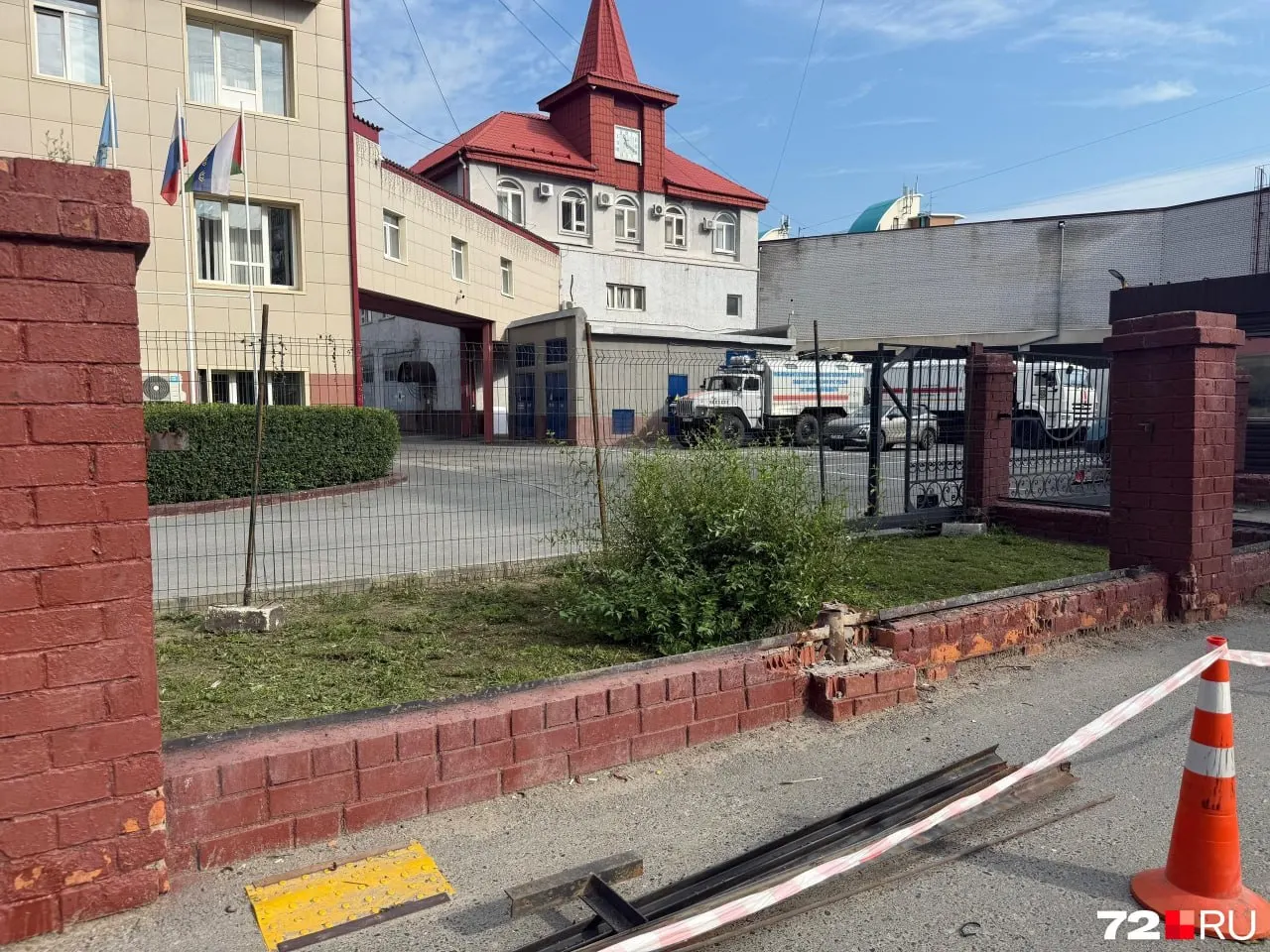 У регионального управления МЧС на улице Максима Горького сносят ограду и КПП: участок расширяют, добавят полосу для повышения пропускной способности, сообщил мэр Тюмени.