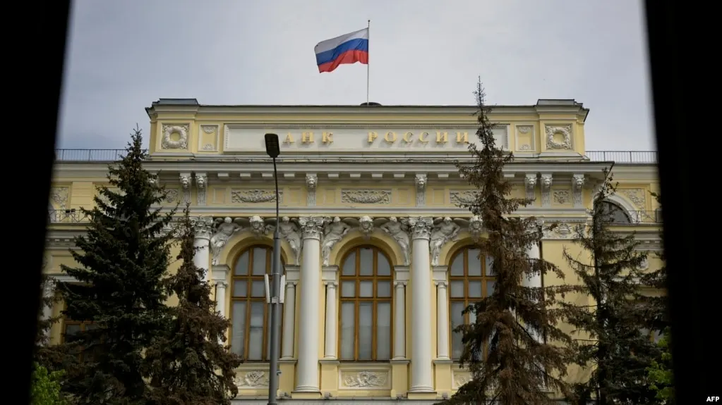 Центральный банк расширил список криптовалют, доступных на биржах, установлен лимит для неквалифицированных инвесторов и требования к рискам; закон о цифровых валютах вступит в силу в 2026 году.