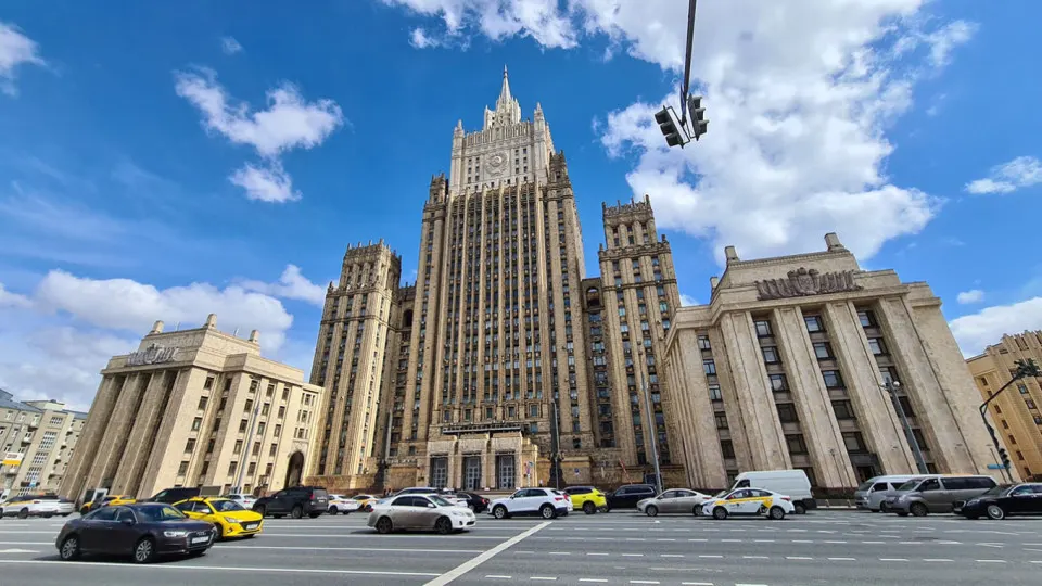 Заместитель министра иностранных дел заявил, что РФ не пойдет на перемирие без устранения первопричин кризиса; Москва призывает к диалогу, критикуя запад за поддержку Киева.