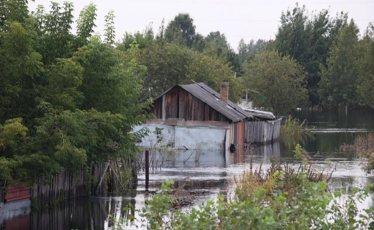 Улица Томская в микрорайоне ДОК частично ушла под воду: дома подтоплены, передвигаться можно только на лодках. Люди неохотно покидают жильё — нет ясности с размещением и компенсациями.