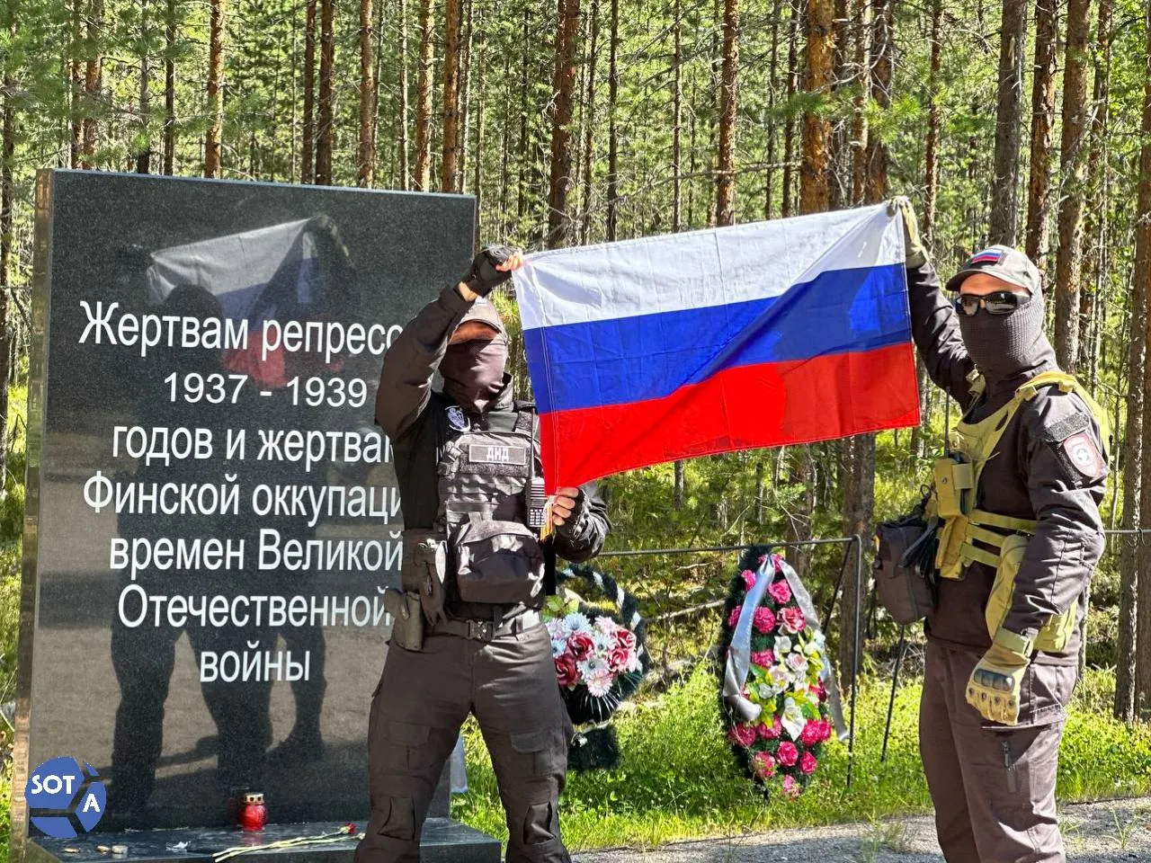 Ежегодная памятная церемония в Карелии привлекает родственников, историков и активистов; участие символики и дипломатических гостей отражает важность сохранения памяти о репрессиях.