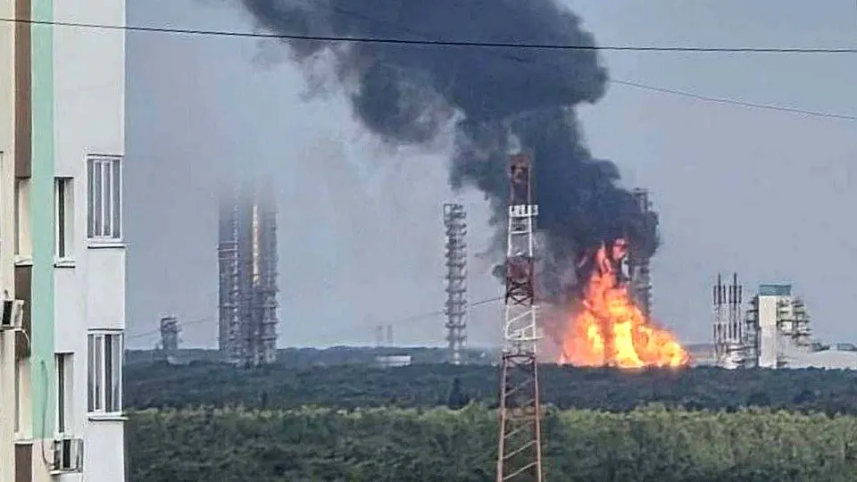Крупный нефтехимический комплекс остановил выпуск после удара дронов, повлияв на производство полимеров и объём выпуска СУГ в регионе.