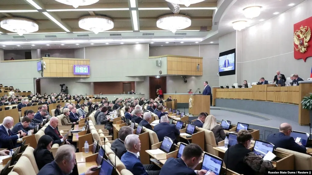 Во втором чтении рассматривается законопроект, который позволяет привлекать к административной ответственности граждан РФ, находящихся за границей, за публичные высказывания против интересов страны и предусматривать арест их имущества как обеспечительную меру.