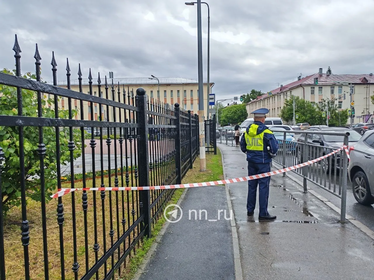 Губернатор сообщил о повреждении здания областного суда в Нижнем Новгороде, пострадавших нет. По данным Минобороны, ночью по регионам России было сбито 62 беспилотника. На месте работают полиция и МЧС.