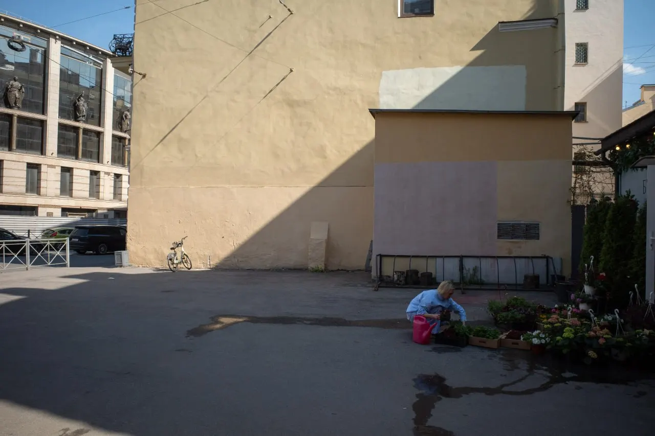 В Петербурге отменили фестиваль «Синие ночи», объявлены планы по благоустройству сквера в Репино, мужчину отправили под стражу по делу о насилии против представителя власти. В стране и мире — законопроект об административном преследовании эмигрантов, удар по общежитию на Донбассе и падение беспилотника в Латвии.