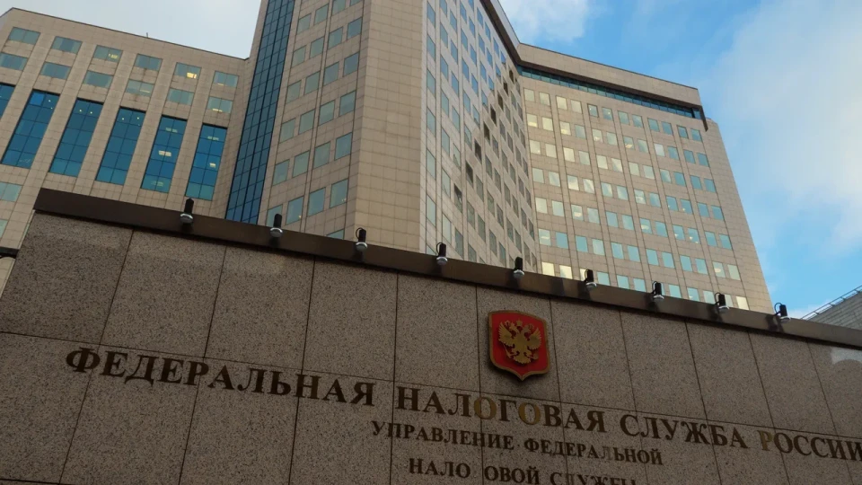 Налоговые органы стали активнее проверять случаи закрытия и повторной регистрации ИП, которые используют для «обнуления» лимитов по НДС. Предпринимателям грозят доначисления, пени и штрафы.