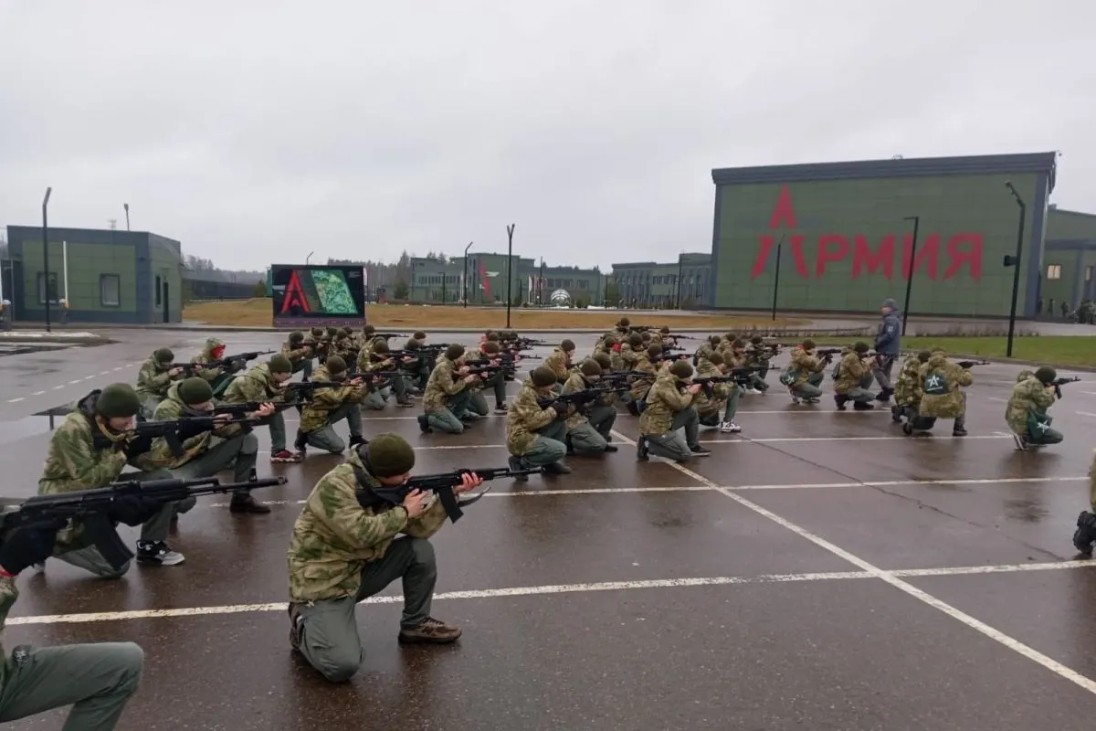 Расследование показало, что за последние пять лет на сеть военно‑патриотических лагерей и центров для обязательных военных сборов школьников направлено не менее 50 млрд рублей; в планах — строительство новых объектов по всей стране.