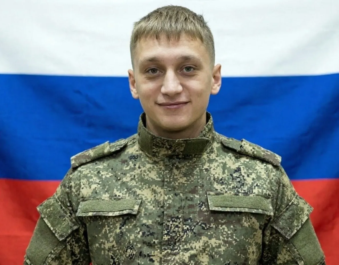 23‑летний Валерий Аверин заключил контракт с Минобороны, прошёл обучение оператором БПЛА и погиб под Луганском через три месяца службы. Родственники говорят о массовой вербовке студентов на годовые контракты.