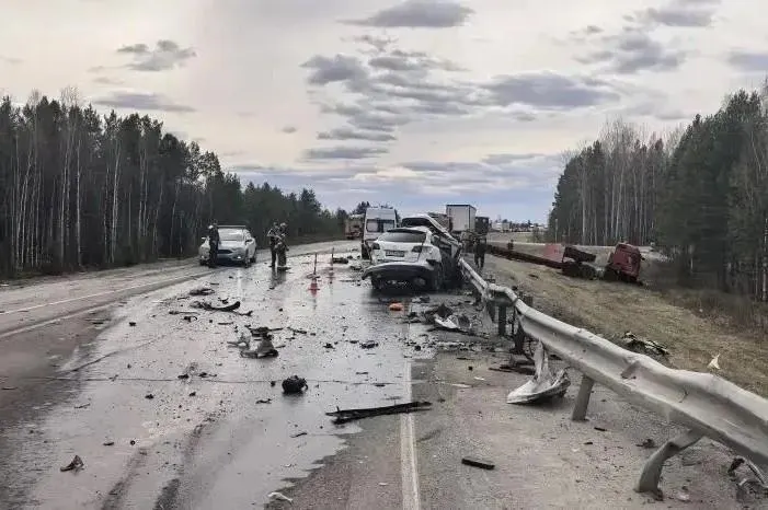 На 401-м километре федеральной трассы Тюмень—ХМАО произошло серьёзное ДТП: два грузовика и Mazda перегородили дорогу. По предварительным данным, пострадали водитель и двое детей.