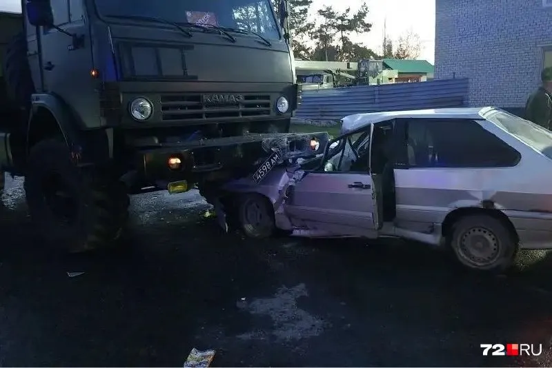 Военный КАМАЗ и легковой автомобиль столкнулись на улице Ратной. 24‑летний водитель «Лады», по предварительным данным курсант ТВВИКУ, получил серьёзные травмы.
