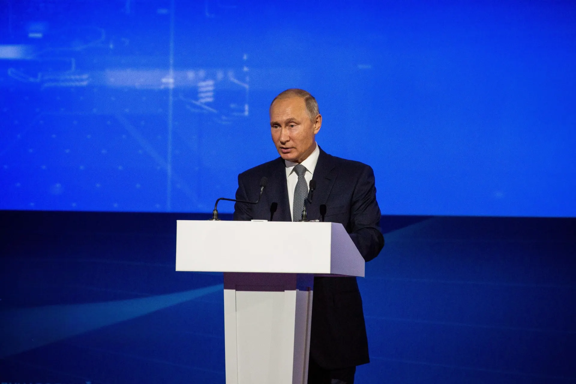 Во время государственного визита в Казахстан президент России заявил, что развитие искусственного интеллекта может привести к масштабной автоматизации и значительно повлиять на рынок труда.
