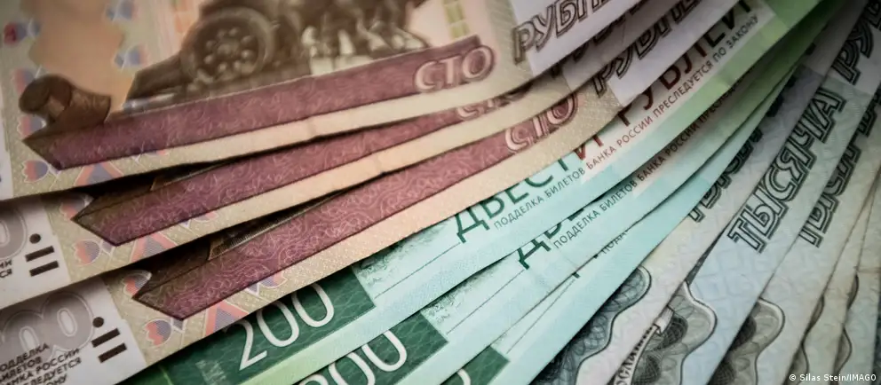 По оценке Минэкономразвития, в 2026 году ВВП РФ вырастет примерно на 0,4% — заметно ниже предыдущих ожиданий. Ожидается замедление инвестиций и доходов населения; динамика ускорится только с 2027 года.