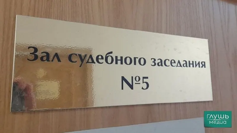 Верховный суд РФ предложил снизить требование о высшем юридическом образовании для секретарей судебных заседаний: работать ими смогут студенты юридических факультетов. В ведомстве считают, что нынешнее требование избыточно, а должности в судах малопривлекательны из‑за высокой нагрузки и низких зарплат.