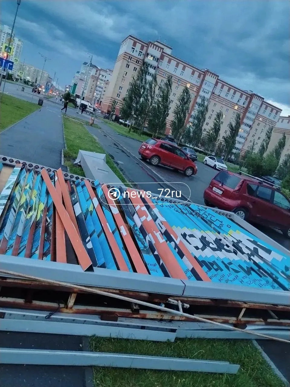 Во время шторма возле торгового центра «Кристалл» в Тюмени упал рекламный щит; сведений о пострадавших не поступало, в сети появились фотографии с места происшествия.