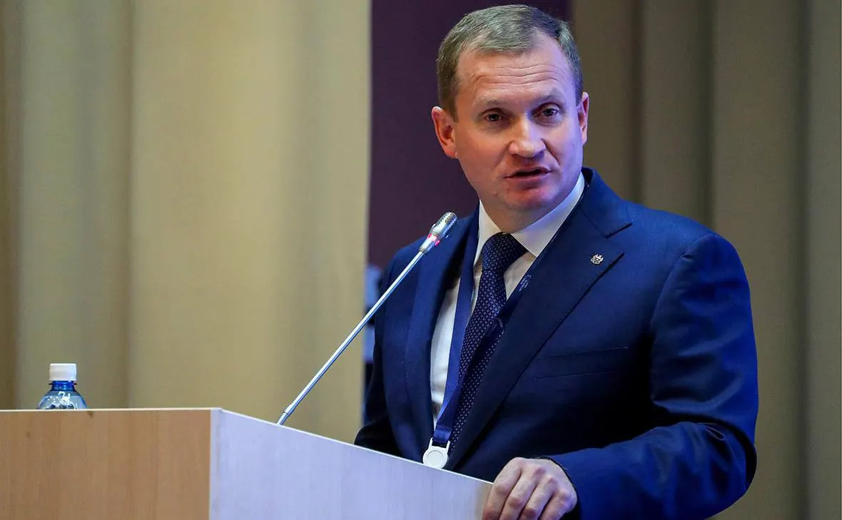 Вячеслав Вахрин подписал контракт с Минобороны в феврале 2025 года и был освобождён из-под стражи; уголовное дело о взятке приостановлено. В военных базах он указан как командир взвода штурмовой роты, предполагаемый даватель взятки Алексей Гоцык числится оператором отделения захвата.