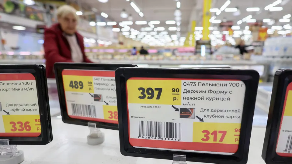 Федеральная антимонопольная служба направила предостережения экспертам: по мнению ведомства, публичные прогнозы о подорожании товаров и топлива могут служить сигналом для участников рынка и влиять на инфляционные ожидания населения.