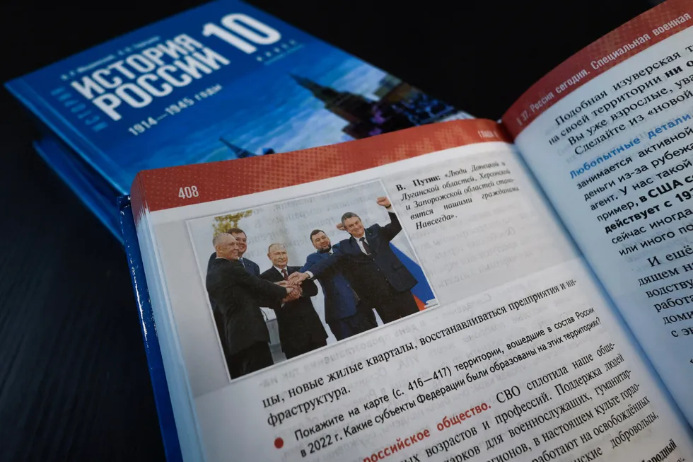 Учебники для средней школы (линейка 2025 года) систематически подводят прошлое под современные политические рамки: спорные эпизоды смягчаются или замалчиваются, а актуальные государственные проекты включаются в исторический нарратив.