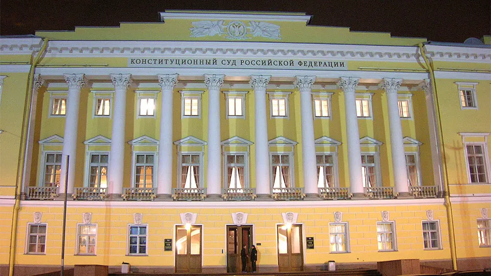 Председатель Конституционного суда заявил, что антикоррупционные иски не должны ограничиваться обычными сроками давности; такой подход использовался для возвращения крупного имущества государству.