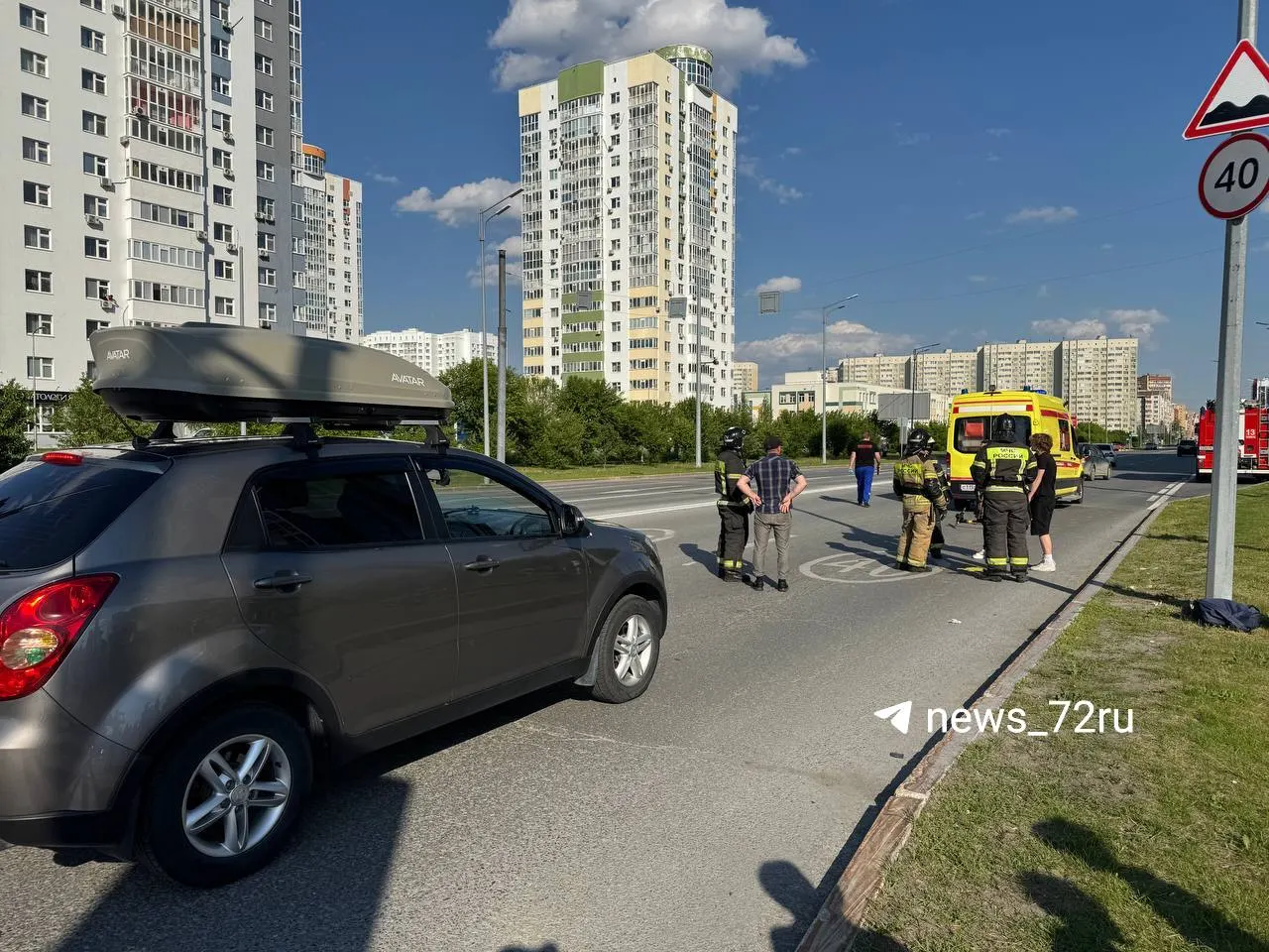 На перекрёстке улиц Фёдорова и Менделеева произошла авария с участием человека на электросамокате — пострадавшего увезла скорая, обстоятельства инцидента уточняются.