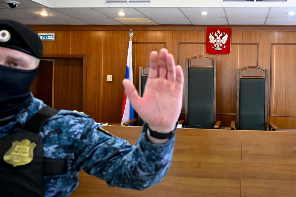 Судебный департамент перестал публиковать данные о судимости с 2005 года. Это усложнит анализ репрессий, демографии осуждённых и косвенную оценку отправки обвиняемых на войну.