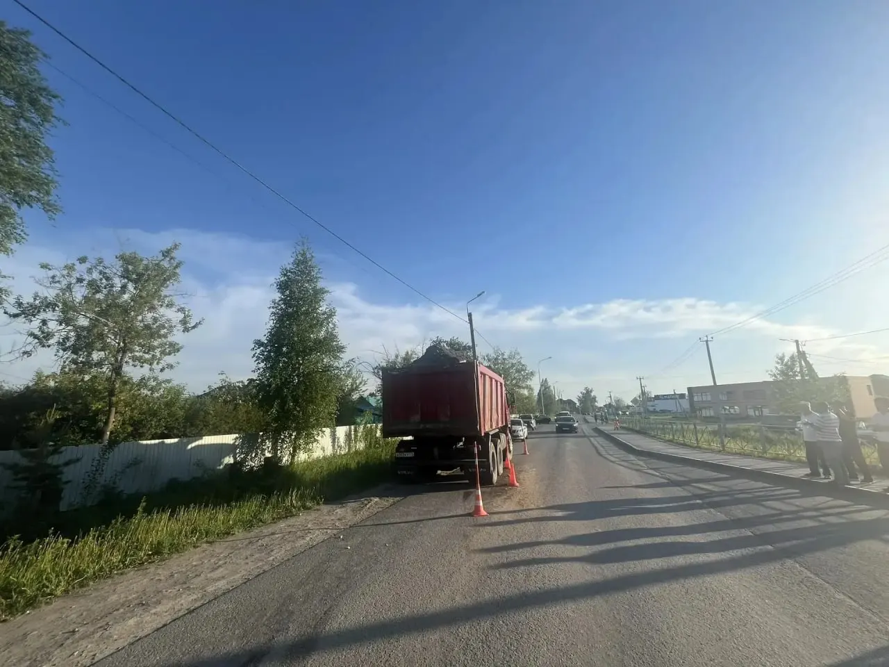Мальчик, приехавший в гости из Екатеринбурга, перебегал дорогу вне пешеходного перехода и получил тяжёлые травмы. ДТП случилось в микрорайоне Казаровский, ребёнок госпитализирован.
