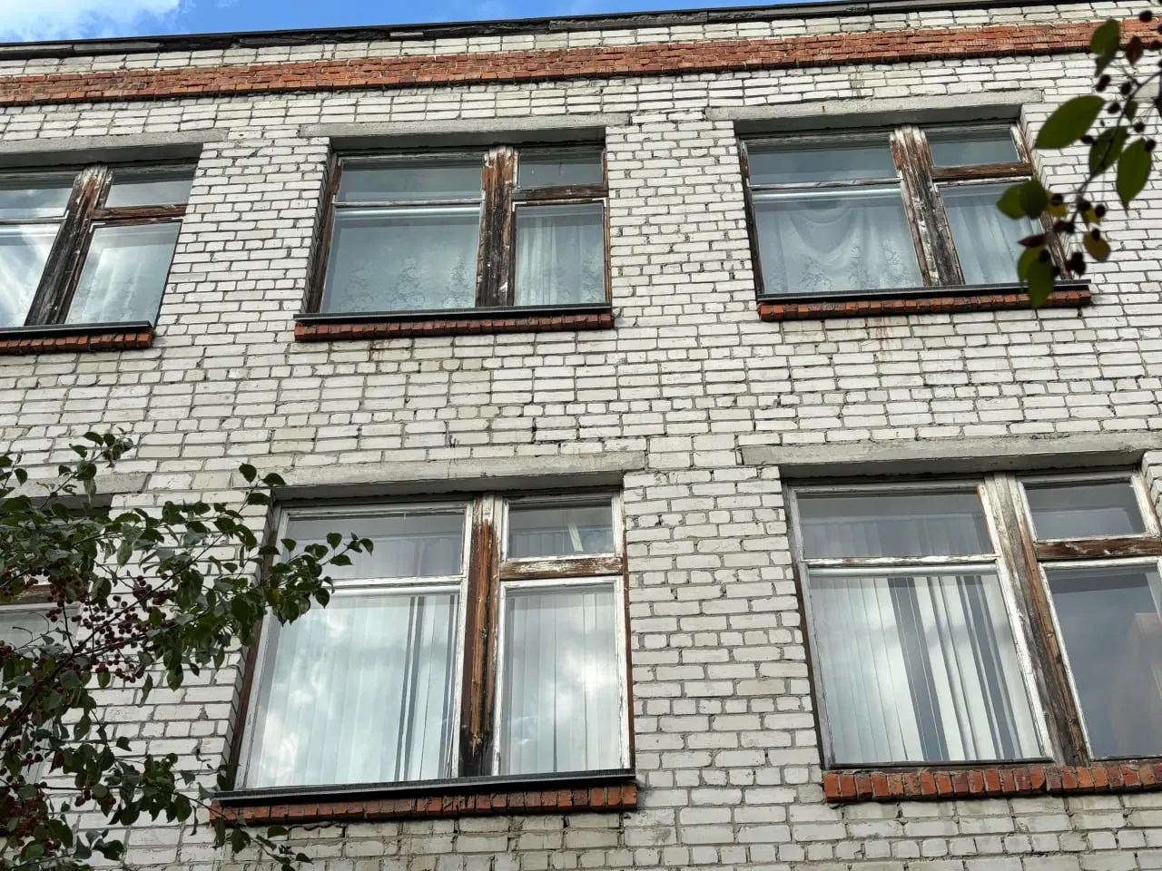 Родители корпуса школы №42 в Тюмени бьют тревогу: в здании — трещины, сквозящие деревянные окна, ободранные радиаторы и запущенный стадион. Проект ремонта готов; работы хотят включить в городской бюджет на 2027 год.