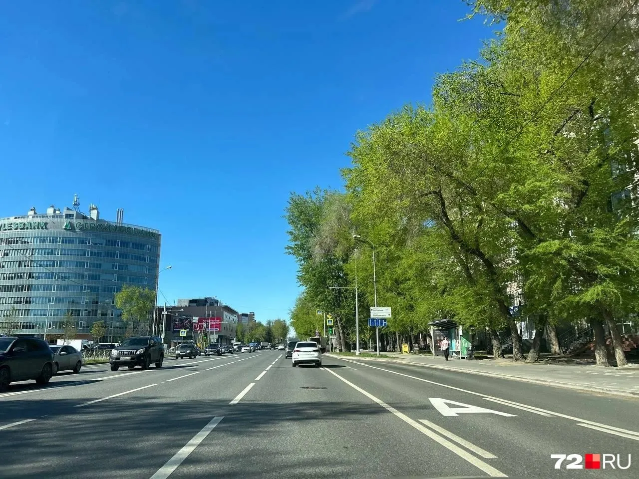 На Профсоюзной в направлении Республики появились выделенные полосы для общественного транспорта — часть водителей отмечают, что пришлось экстренно перестраиваться.