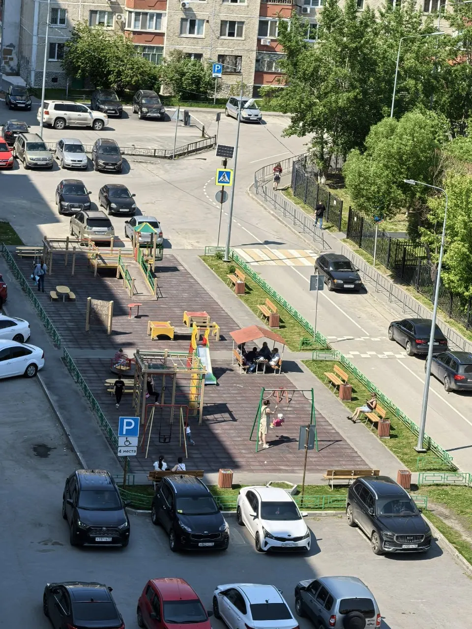Жительница дома на улице Красных Зорь сообщает, что во дворе планируют демонтировать единственную игровую площадку. Соседи считают решение преждевременным и требуют объяснений от управляющей организации.