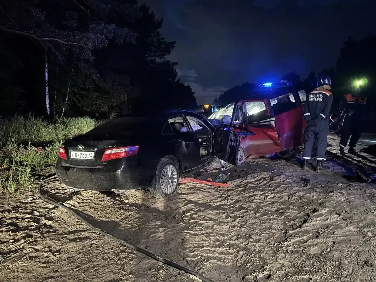 На 16-м км трассы Тюмень — Омск столкнулись Toyota и Mitsubishi. Погибли три человека, несколько пострадавших доставлены в больницу, движение на участке ограничено.