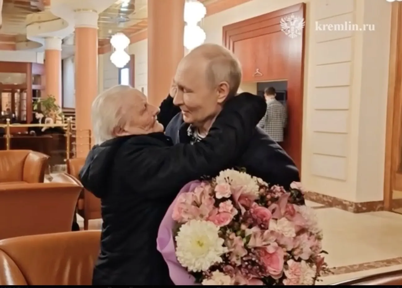 Президент и его первая учительница обнялись и не сдерживали слёз во время трогательной встречи.