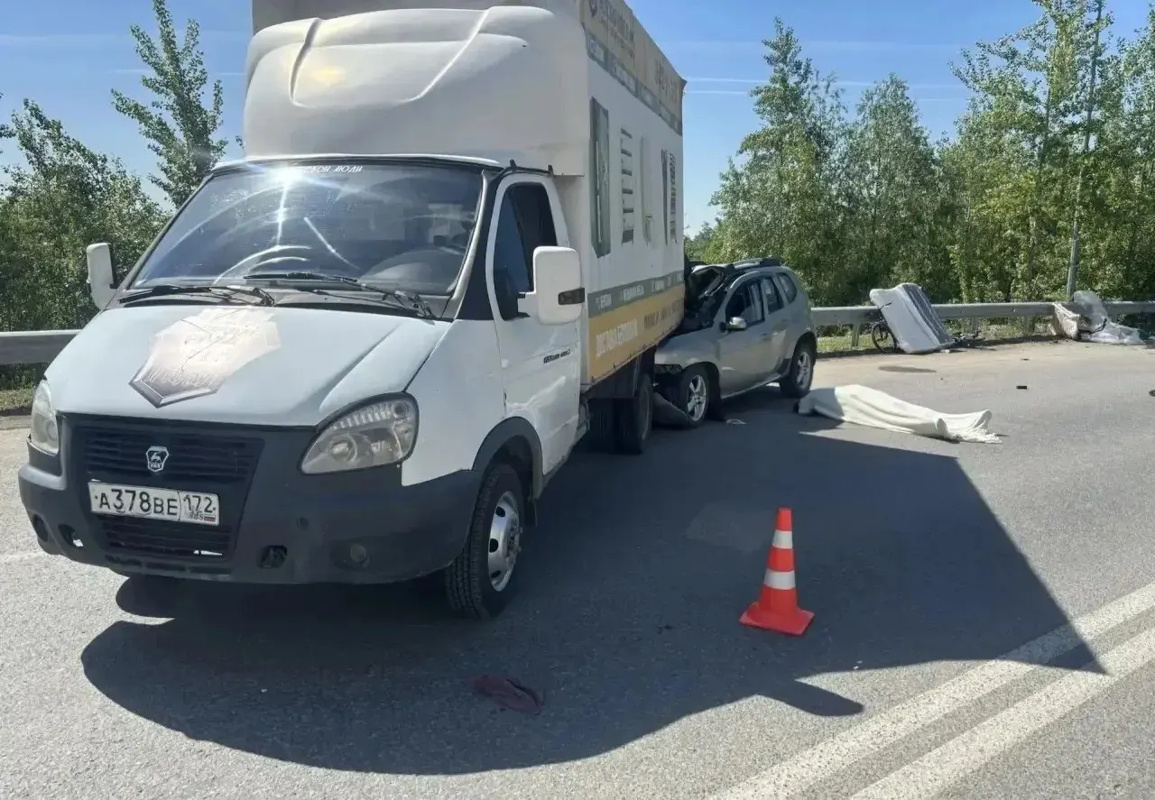 На улице Лесопарковая «Рено Сандеро» врезался в припаркованную с нарушением «Газель». Водитель «Рено», 72 года, погиб, сообщили в Госавтоинспекции.