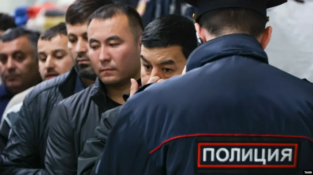Депутаты поддержали поправки в КоАП, которые позволят выдворять из России иностранцев и лиц без гражданства за ряд административных правонарушений — от участия в несогласованных митингах до призывов к санкциям и экстремистской информации.