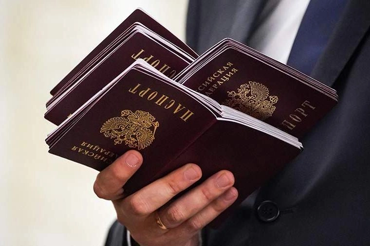 Во фракции «Единая Россия» подготовили поправки ко второму чтению законопроекта об ужесточении требований к получению гражданства: предлагается делать исключение для иностранцев, которых за границей осудили якобы за поддержку политики России или СВО.