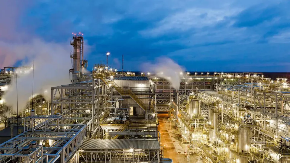 После удара дронов 5 мая завод «Киришинефтеоргсинтез» (Кинеф) в Ленинградской области не возобновляет отгрузки — повреждены ключевые технологические объекты, восстановление может занять долгое время.