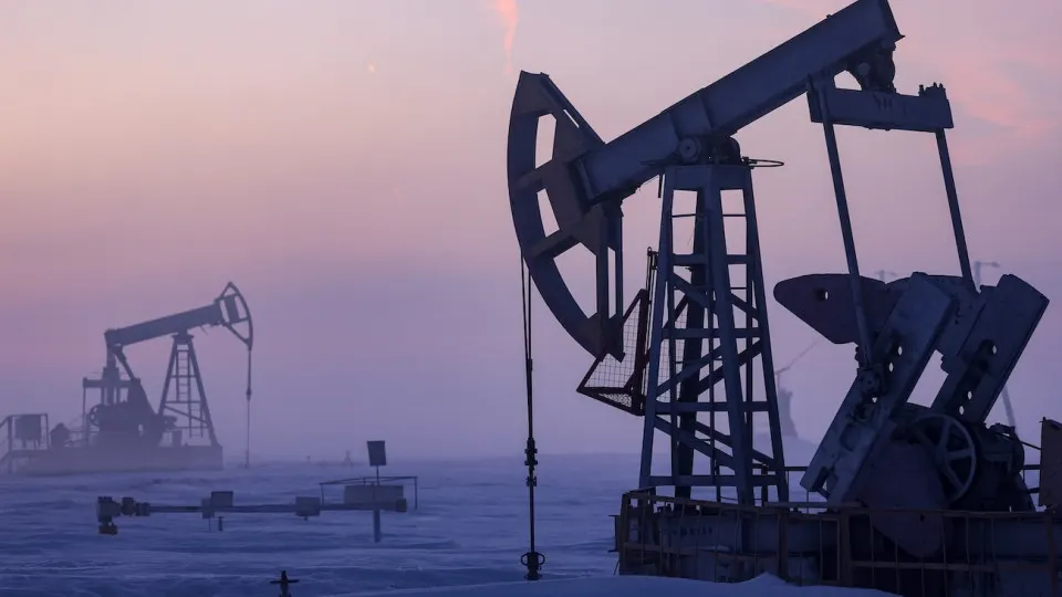 Минэкономразвития ожидает четвёртого подряд года снижения добычи нефти: в 2026 году объём опустится до примерно 511 млн тонн — самого низкого уровня с 2009 года. Причины — ухудшение финансовых показателей компаний, сокращение бурения и последствия санкций.