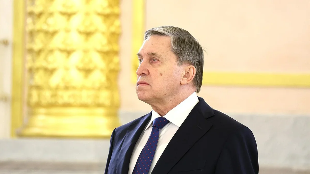 Помощник российского руководителя заявил, что прекращения боевых действий не будет до вывода украинских войск из Донбасса. Он добавил, что контакты со странами, включая телефонные переговоры с США, продолжаются, а президент готов встретиться с лидером Украины при условии достигнутых окончательных соглашений.