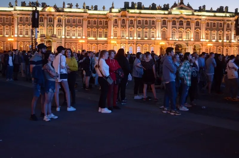 Ночью 27–28 июня в Санкт-Петербурге пройдёт фестиваль «Алые паруса», который соберёт около 66 тысяч выпускников; одновременно утверждены 300 приоритетных образовательных программ, а в Смоленске состоится День молодёжи.