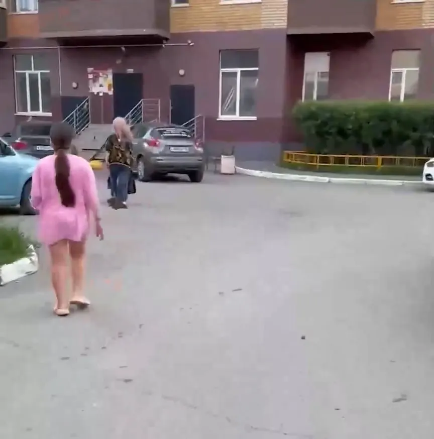 Во дворе на улице Газовиков хозяйка тащила и швыряла домашнюю кошку в присутствии жителей и маленьких детей. Свидетели вызвали полицию, женщину отвезли в отдел; по факту возможного жестокого обращения применяется ст. 245 УК РФ, одна из мам намерена добиваться наказания.