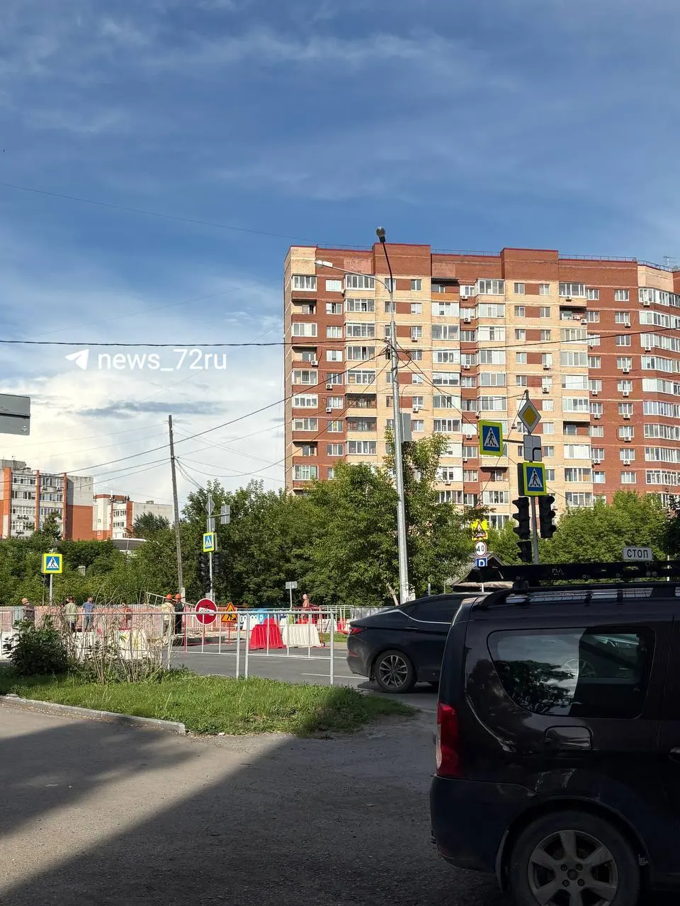 Движение на перекрестке улиц Харьковская и Максима Горького закрыто с сегодняшнего дня: коммунальные службы выполняют ремонт тепломагистрали. Сроки завершения работ не уточнены.