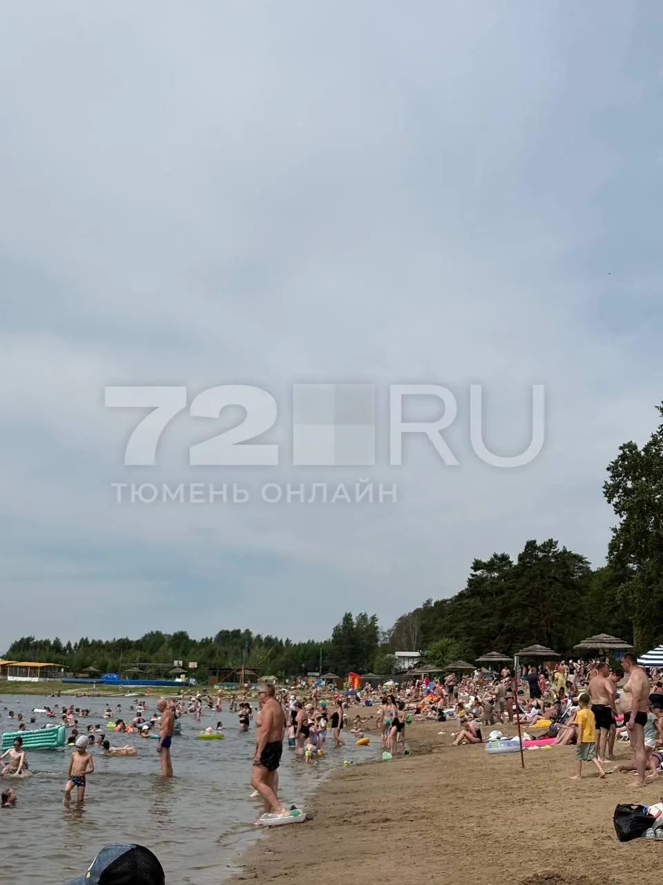 Днем в Тюмени жара до +28°C — жители устремились на пляжи, но парковки и подъезды забиты, на Салаирском тракте и трассе Тюмень — Омск образовались крупные пробки.